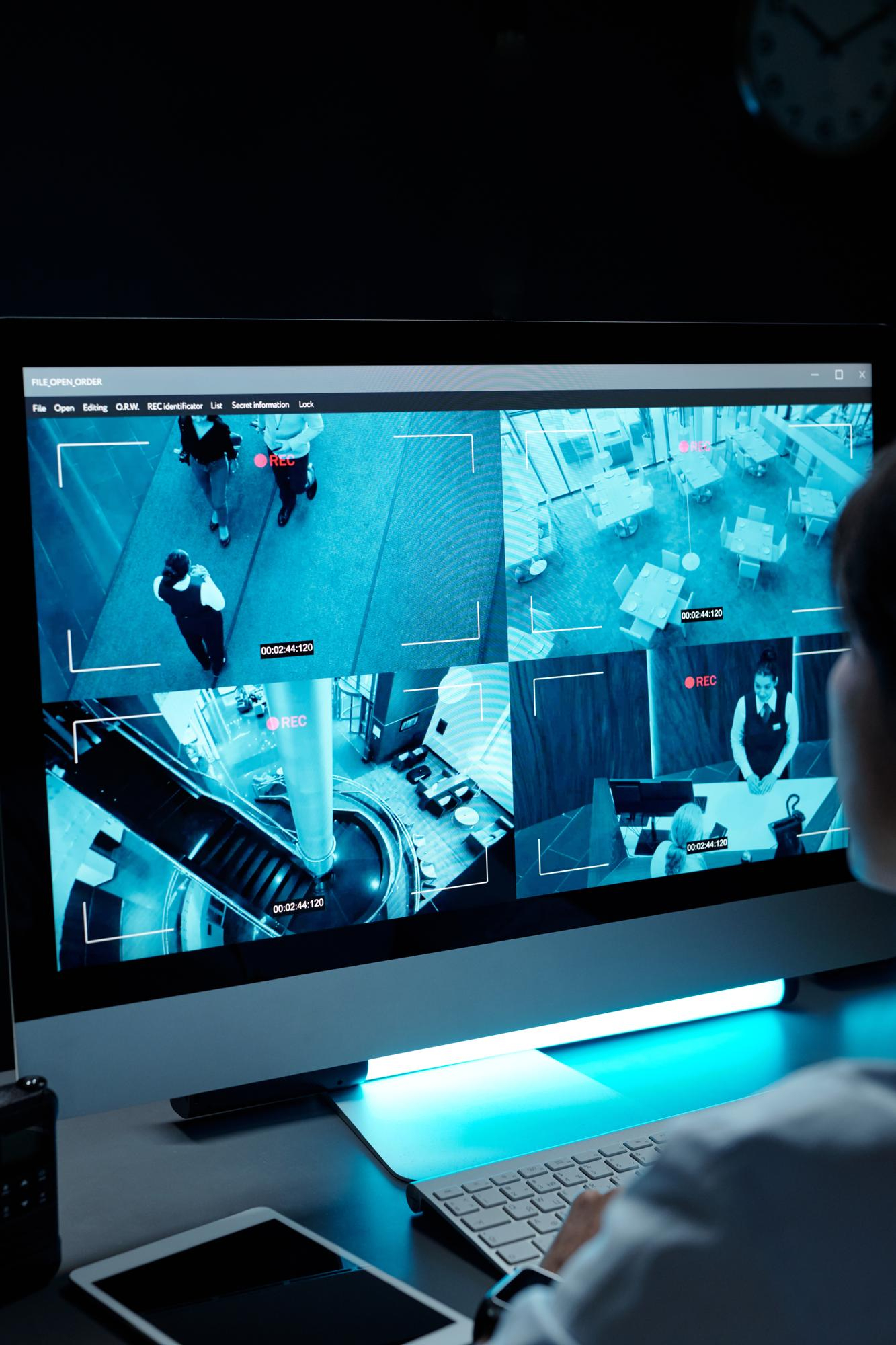Ekran monitoringu wizyjnego z analityką AI